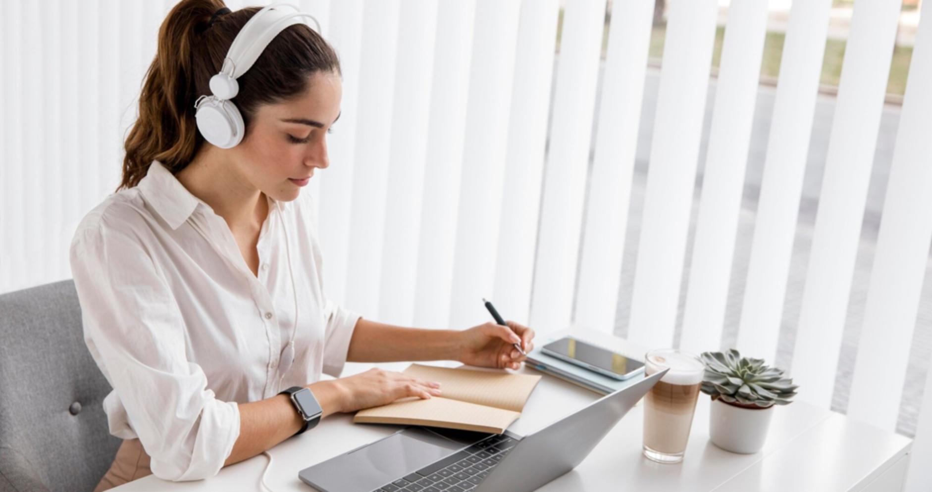 Financial education session with instructor explaining investment monitoring concepts